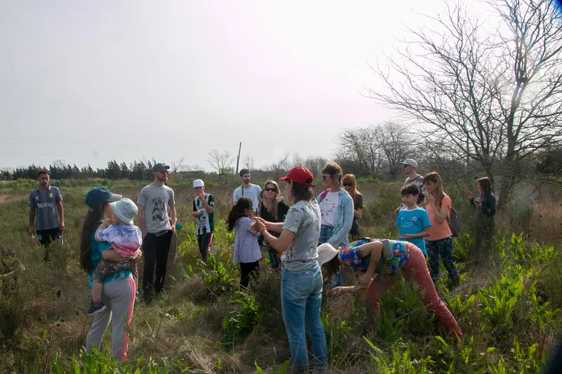 Grupo de vecinos recorriendo la ribera del arroyo para reconocer plantas nativas